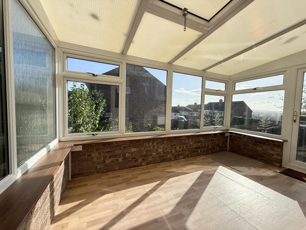 Lot: 164 - TWO-BEDROOM GROUND FLOOR FLAT - Conservatory over looking garden